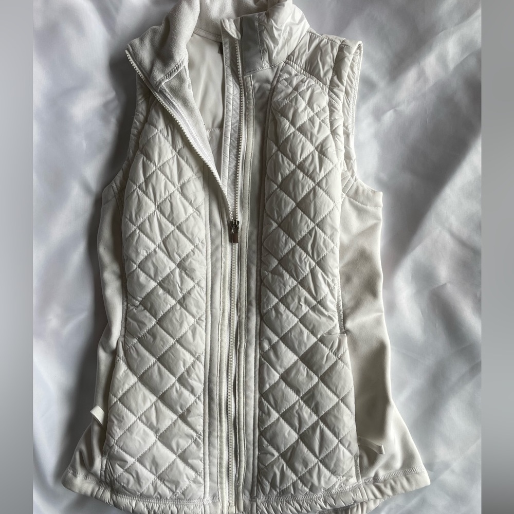 CREAM/WHITE ATHLETA FORM FITTING VEST